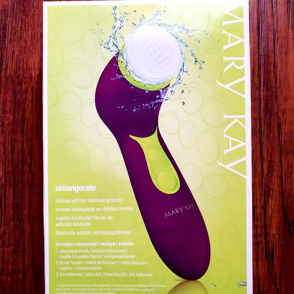 Face cleansing brush by Mary Kay
